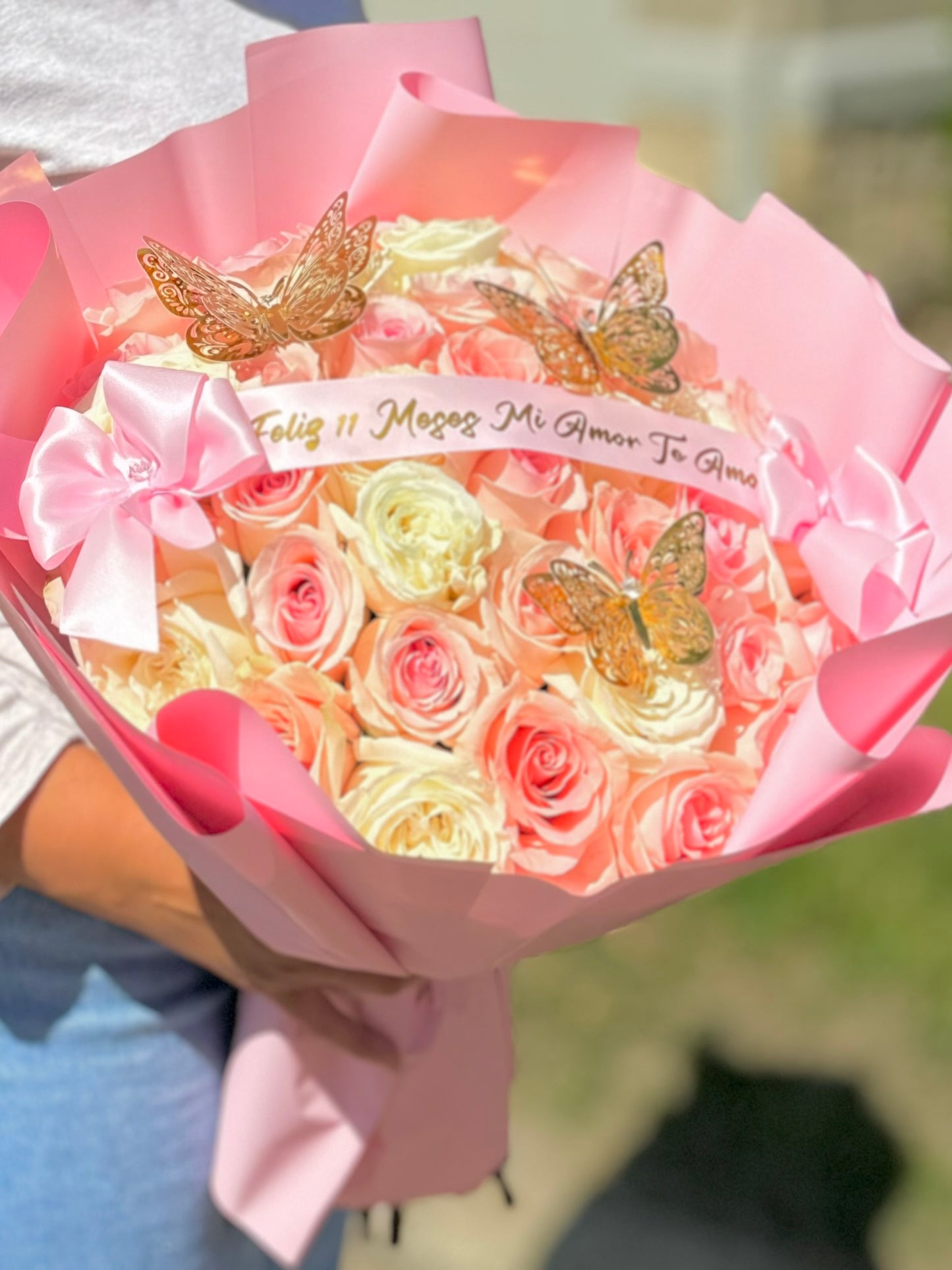 40 White and Light Pink Roses