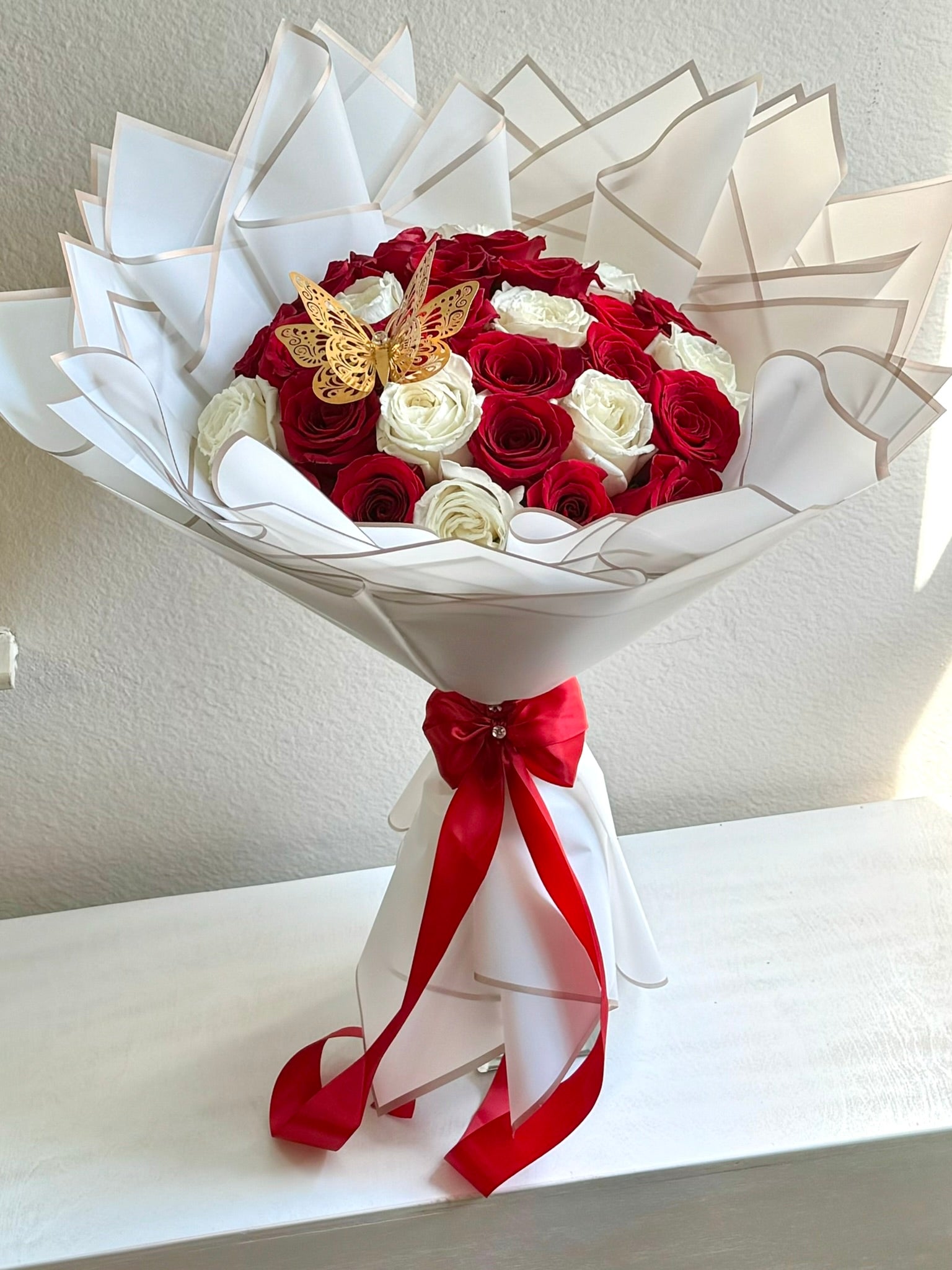 25 Red White Roses  | Ramo Buchon Rosas